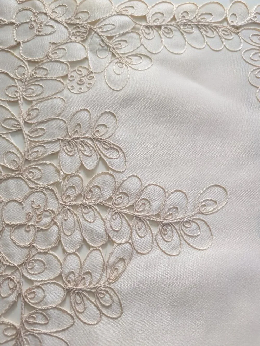 VTG Set 4 Satin Silk Cutwork Embroidered Placemats Lace Floral Scalloped 19x13